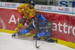 DEL - Eishockey - ERC Ingolstadt - Düsseldorfer EG - Saison 2017/2018 - Fabio Wagner (#5 ERCI) mit einem zweikampf an der Bande Maximilian Kammerer (#9 Düsseldorf) - Foto: Meyer Jürgen