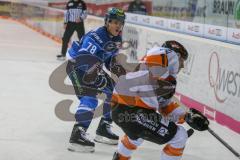 DEL - Eishockey - ERC Ingolstadt - Grizzlys Wolfsburg - Saison 2017/2018 - Ville Koistinen (#10 ERCI)Heute mit #78 im Zweikampf an der Bande - Sebastian Furchner (#17 Wolfsburg) - Foto: Meyer Jürgen