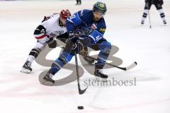 DEL - Eishockey - ERC Ingolstadt - Kölner Haie - Darin Olver (ERC 40) und rechts Nico Krämmer hinten
