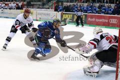 DEL - Eishockey - ERC Ingolstadt - Kölner Haie - Kael Mouillierat (ERC 22) knapp am Tor vorbei Torchance Goalie Gustaf Wesslau