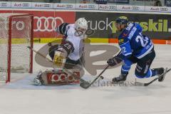 DEL - Eishockey - ERC Ingolstadt - Kölner Haie - Saison 2017/2018 - Kael Mouillierat (#22 ERCI) alleine vorm Torwart - Gustaf Wesslau(Torwart #29 Köln) - Foto: Meyer Jürgen