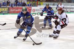 DEL - Eishockey - ERC Ingolstadt - Kölner Haie - Darin Olver (ERC 40) links Ryan Jones 28