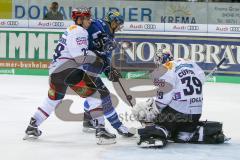 DEL - Eishockey - ERC Ingolstadt - Eisbären Berlin - Saison 2017/2018 - John Laliberte (#15 ERCI) mit einer Torchance - Jens Baxmann (#29 Berlin) - Marvin Cüpper Torwart (#39 Berlin) - Foto: Meyer Jürgen