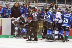 DEL - Eishockey - ERC Ingolstadt - EHC Red Bull München - Saison 2017/2018 - Maximilian Daubner (#70 München) und Fabio Wagner (#5 ERCI) beim Zweikampf - Boxkampf - Foto: Meyer Jürgen