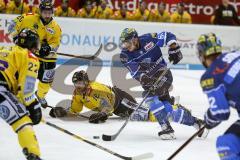 DEL - Eishockey - ERC Ingolstadt - Krefeld Pinguine - Saison 2017/2018 - David Elsner (#61 ERCI) - Martin Ness (#16Krefeld) - Foto: Meyer Jürgen