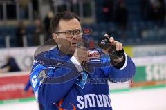 DEL - Eishockey - Saison 2017/2018 - ERC Ingolstadt - Iserlohn Roosters - Puckwerfen Gewinnspiel Pinguin Eisfläche Fans, Stadionsprechjer ermittelte den Sieger Puck