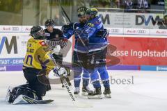 DEL - Eishockey - ERC Ingolstadt - Krefeld Pinguine - Saison 2017/2018 - Der 1:0 Führungstreffer durch Petr Taticek (#17 ERCI) - jubel - Andrew Engelage Torwart (#70 Krefeld) - Sean Sullivan (#37 ERCI) - Foto: Meyer Jürgen