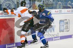 DEL - Eishockey - ERC Ingolstadt - Grizzlys Wolfsburg - Saison 2017/2018 - Greg Mauldin (#20 ERCI) im Zweikampf - Foto: Meyer Jürgen