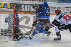 DEL - Eishockey - ERC Ingolstadt - Kölner Haie - Saison 2017/2018 - Jochen Reimer (#32Torwart ERCI) - Matt Pelech (#23 ERCI) - Ryan Jones (#28 Köln) - Foto: Meyer Jürgen