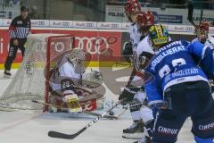 DEL - Eishockey - ERC Ingolstadt - Kölner Haie - Saison 2017/2018 - Kael Mouillierat (#22 ERCI) mit einem Schuss auf das Tor - Gustaf Wesslau(Torwart #29 Köln) - Foto: Meyer Jürgen