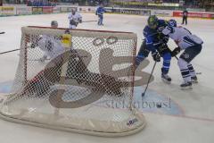 DEL - Eishockey - ERC Ingolstadt - EHC Red Bull München - Saison 2017/2018 - Greg Mauldin (#20 ERCI) mit einer Torchance - David Leggio Torwart (#73 München) - Foto: Meyer Jürgen