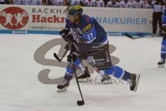 DEL - Eishockey - ERC Ingolstadt - Saison 2017/2018 - ERC Ingolstadt - Straubing Tigers - Petr Taticek (#17 ERCI) beim Schlagschuss - Steven Zalewski (Nr.15, Straubing Tigers) - Foto: Meyer Jürgen