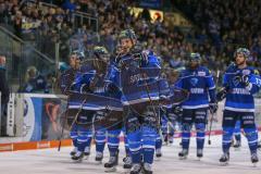 DEL - Eishockey - ERC Ingolstadt - Grizzlys Wolfsburg - Saison 2017/2018 - Jacob Berglund (#12 ERCI) bedankt sich bei den Fans - klatschen - abklatschen - jubel - Foto: Meyer Jürgen