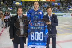 DEL - Eishockey - ERC Ingolstadt - Düsseldorfer EG - Saison 2017/2018 - Larry Mitchell (Sportdirektor ERCI) links - Benedikt Schopper (#11 ERCI) - #Geschäftsführer Claus Gröbner ehren Benedikt Schopper (#11 ERCI) zum 600 DEL Spiel - Foto: Meyer Jürgen