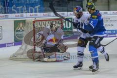 DEL - Eishockey - ERC Ingolstadt - EHC Red Bull München - Saison 2017/2018 - Fabio Wagner (#5 ERCI) mit einem Torschuss - David Leggio Torwart (#73 München) - Foto: Meyer Jürgen