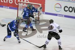 DEL - Eishockey - ERC Ingolstadt - Nürnberg Ice Tigers - Saison 2017/2018 - Timo Pielmeier (#51Torwart ERCI) - Benedikt Kohl (#34 ERCI) - Dane Fox (#74 Nürnberg) mit einem Schlagschuss - Foto: Meyer Jürgen