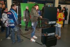 DEL - Eishockey - ERC Ingolstadt - Nürnberg Ice Tigers - Saison 2017/2018 - Aktion von Saturn am Eingang Süd der Saturn Arena - Fotobox - Fans - Simon Schütz (#97 ERCI) - Dennis Swinnen (#77 ERCI) - Foto: Meyer Jürgen