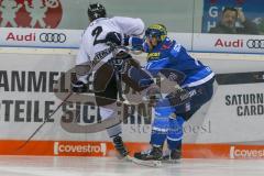 DEL - Eishockey - ERC Ingolstadt - Nürnberg Ice Tigers - Saison 2017/2018 - Benedikt Schopper (#11 ERCI) checkt Brett Festerling (#2 Nürnberg) an die Bande - Foto: Meyer Jürgen