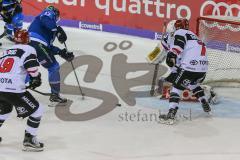 DEL - Eishockey - ERC Ingolstadt - Kölner Haie - Saison 2017/2018 - Petr Taticek (#17 ERCI) - Gustaf Wesslau(Torwart #29 Köln) - Foto: Meyer Jürgen