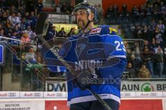 DEL - Eishockey - ERC Ingolstadt - Schwenninger Wild Wings - Saison 2017/2018 - Die Mannschaft bedankt sich bei den Fans - jubel - Matt Pelech (#23 ERCI) - Foto: Meyer Jürgen