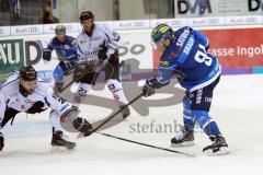 DEL - Eishockey - Saison 2017/2018 - ERC Ingolstadt - Straubing Tigers - Laurin Braun (ERC 97) gegen Austin Madaisky (2 Straubing)