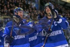 DEL - Eishockey - ERC Ingolstadt - Grizzlys Wolfsburg - Saison 2017/2018 - Patrick McNeill (#2 ERCI) und John Laliberte (#15 ERCI) bedanken sich bei den Fans - jubel - Foto: Meyer Jürgen