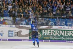 DEL - Eishockey - ERC Ingolstadt - EHC Red Bull München - Saison 2017/2018 - Darin Olver (#40 ERCI) bedankt sich bei den Fans - jubel - Foto: Meyer Jürgen