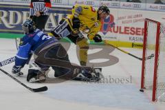 DEL - Eishockey - ERC Ingolstadt - Krefeld Pinguine - Saison 2017/2018 - Marcel Müller (#9 Krefeld) mit dem Treffer zum 2:5 - Jochen Reimer (#32Torwart ERCI) - Foto: Meyer Jürgen