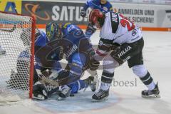 DEL - Eishockey - ERC Ingolstadt - Kölner Haie - Saison 2017/2018 - Jochen Reimer (#32Torwart ERCI) - Matt Pelech (#23 ERCI) - Ryan Jones (#28 Köln) - Foto: Meyer Jürgen