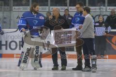 DEL - Eishockey - ERC Ingolstadt - Krefeld Pinguine - Saison 2017/2018 - Ehrung von Timo Pielmeier (#51Torwart ERCI) zur Olympischen Silbermedaille - Ignaz Berndaner links - Johannes Langer mitte - Claus Gröbner Geschäftsführer ERC Ingolstadt rechts  - Fo