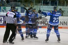 DEL - Eishockey - ERC Ingolstadt - Eisbären Berlin - Saison 2017/2018 - Der Ausgleichstreffer zum 2:2 durch David Elsner (#61 ERCI) - Dennis Swinnen (#77 ERCI) - Matt Pelech (#23 ERCI) - Jubel - Foto: Meyer Jürgen