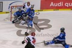 DEL - Eishockey - ERC Ingolstadt - Kölner Haie - Saison 2017/2018 - FBlair Jones (#37 Köln) mit einem Schuss auf das Tor - Jochen Reimer (#32Torwart ERCI) - Greg Mauldin (#20 ERCI) - oto: Meyer Jürgen