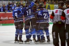 DEL - Eishockey - ERC Ingolstadt - Saison 2017/2018 - ERC Ingolstadt - Straubing Tigers - Torwart Sebastian Vogl (Nr.25, Straubing Tigers) Petr Taticek (#17 ERCI) - Tor - Jubel - Tor durch Patrick McNeill (#2 ERCI) zum 2:0 - Foto: Meyer Jürgen