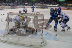 DEL - Eishockey - ERC Ingolstadt - EHC Red Bull München - Saison 2017/2018 - Greg Mauldin (#20 ERCI) mit einer Torchance - David Leggio Torwart (#73 München) - Foto: Meyer Jürgen