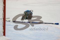 DEL - Eishockey - ERC Ingolstadt - Kölner Haie - Saison 2017/2018 - Der Helm,Maske und Schläger nach dem Führungstreffer auf dem Eis - Jochen Reimer (#32Torwart ERCI) Foto: Meyer Jürgen