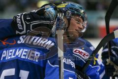 DEL - Eishockey - ERC Ingolstadt - Grizzlys Wolfsburg - Saison 2017/2018 - Laurin Braun (#91 ERCI) grauliert Timo Pielmeier (#51Torwart ERCI) zu seinem 3.Shutout - Foto: Meyer Jürgen