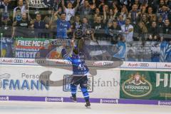 DEL - Eishockey - ERC Ingolstadt - EHC Red Bull München - Saison 2017/2018 - Darin Olver (#40 ERCI) bedankt sich bei den Fans - jubel - Foto: Meyer Jürgen