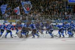 DEL - Eishockey - ERC Ingolstadt - Grizzlys Wolfsburg - Saison 2017/2018 - Die Mannschaft nach dem Spiel bei den Fans - bedanken sich - jubel - tanzen - Foto: Meyer Jürgen