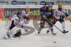 DEL - Eishockey - ERC Ingolstadt - Fischtown Pinguins - Saison 2017/2018 - Brandon Buck (#9 ERCI) - Tomas Pöpperle Torwart (#42 Bremerhaven) - Foto: Meyer Jürgen