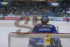 DEL - Eishockey - ERC Ingolstadt - Düsseldorfer EG - Saison 2017/2018 - Timo Pielmeier (#51Torwart ERCI) - Helm - Pokal - Fankurve - Fan - Foto: Meyer Jürgen