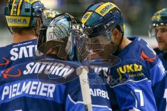 DEL - Eishockey - ERC Ingolstadt - Grizzlys Wolfsburg - Saison 2017/2018 - Petr Taticek (#17 ERCI) grauliert Timo Pielmeier (#51Torwart ERCI) zu seinem 3.Shutout - Foto: Meyer Jürgen