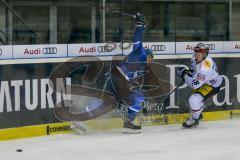 DEL - Eishockey - ERC Ingolstadt - Eisbären Berlin - Saison 2017/2018 - Jacob Berglund (#12 ERCI) wird gehalten von Jonas Müller (#18 Berlin) - Foto: Meyer Jürgen