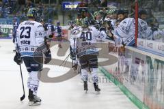 DEL - Eishockey - ERC Ingolstadt - Adler Mannheim - Saison 2017/2018 - Abklatschen an der Bande nach dem 2:3 Anschlusstreffer von Kael Mouillierat (#22 ERCI) - Foto: Meyer Jürgen