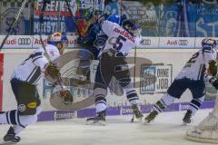 DEL - Eishockey - ERC Ingolstadt - EHC Red Bull München - Saison 2017/2018 - Darin Olver (#40 ERCI) im Zweikampf an der Bande - Aulie Keith (#5 München) - Foto: Meyer Jürgen