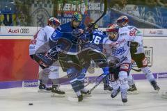 DEL - Eishockey - ERC Ingolstadt - Schwenninger Wild Wings - Saison 2017/2018 - John Laliberte (#15 ERCI) - Damien Fleury (#93 Schwenningen) - Brett Olson (#16 ERCI) - Foto: Meyer Jürgen