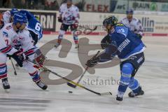 DEL - Eishockey - ERC Ingolstadt - Adler Mannheim - Saison 2017/2018 - Thomas Greilinger (#39 ERCI) mit einem Schuss auf das Tor - Sinan Akdag (#7 Mannheim) - Foto: Meyer Jürgen