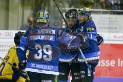 DEL - Eishockey - ERC Ingolstadt - Krefeld Pinguine - Saison 2017/2018 - Der 1:0 Führungstreffer durch Petr Taticek (#17 ERCI) - jubel - Andrew Engelage Torwart (#70 Krefeld) - Sean Sullivan (#37 ERCI) - Foto: Meyer Jürgen