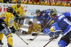 DEL - Eishockey - ERC Ingolstadt - Krefeld Pinguine - Saison 2017/2018 - David Elsner (#61 ERCI) - Martin Ness (#16Krefeld) - Foto: Meyer Jürgen