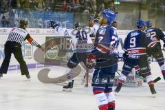 DEL - Eishockey - ERC Ingolstadt - Adler Mannheim - Saison 2017/2018 - Kael Mouillierat (#22 ERCI) erziehlt den 1:0 Führungstreffer - Jubel - Denis Endras Torwart (#44 Mannheim) - Ryan MacMurchy (#27 Mannheim) - Darin Olver (#40 ERCI) - Foto: Meyer Jürgen
