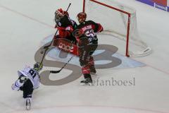 DEL - Eishockey - ERC Ingolstadt - Kölner Haie - Saison 2017/2018 - Laurin Braun (#91 ERCI) - Daniar Dshunussow(Torwart #30 Köln) - Alexander Sulzer(#52 Köln) - Foto: Meyer Jürgen